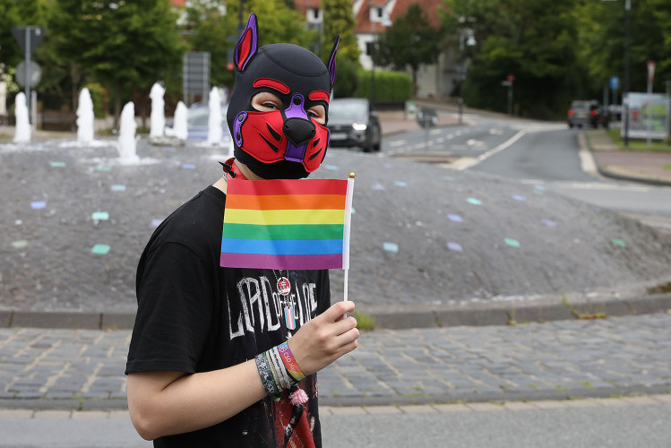 So schön bunt ist unsere Stadt: Hunderte Personen laufen beim CSD durch Gifhorn