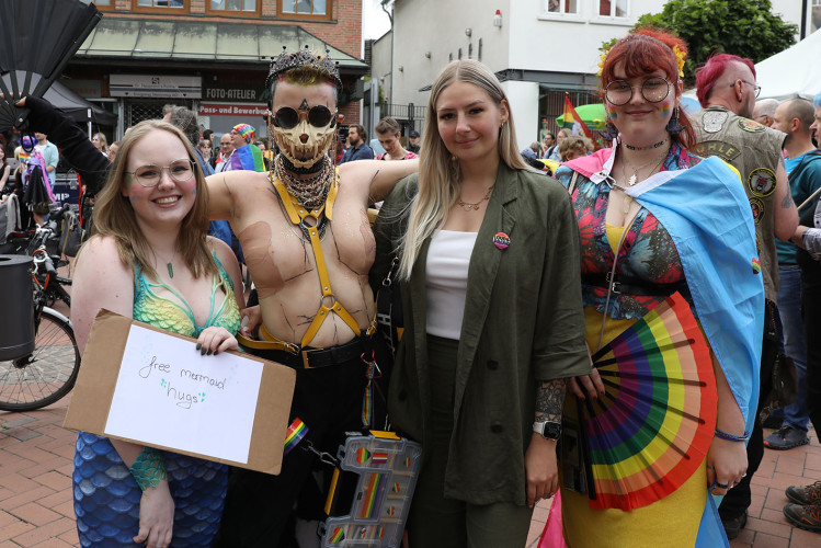 So schön bunt ist unsere Stadt: Hunderte Personen laufen beim CSD durch Gifhorn