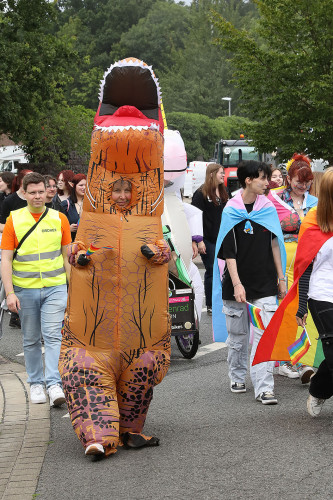 So schön bunt ist unsere Stadt: Hunderte Personen laufen beim CSD durch Gifhorn