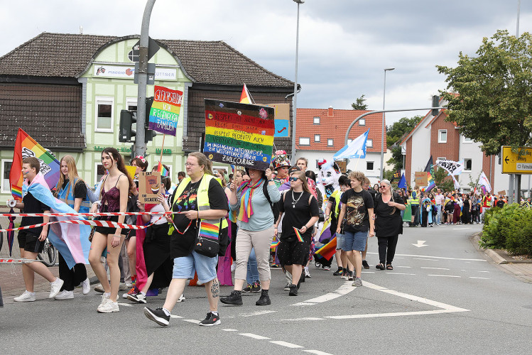 So schön bunt ist unsere Stadt: Hunderte Personen laufen beim CSD durch Gifhorn