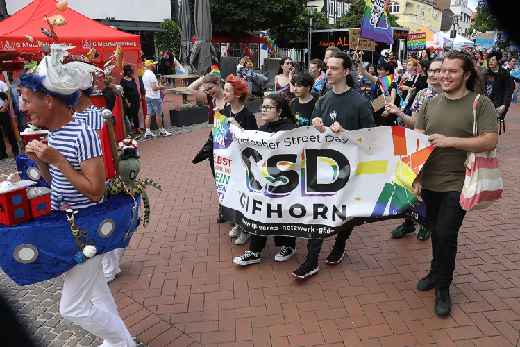 So schön bunt ist unsere Stadt: Hunderte Personen laufen beim CSD durch Gifhorn