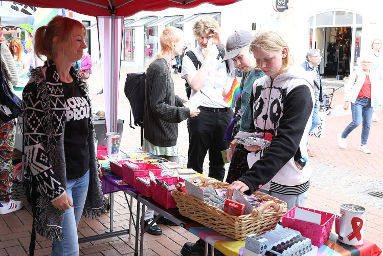 So schön bunt ist unsere Stadt: Hunderte Personen laufen beim CSD durch Gifhorn