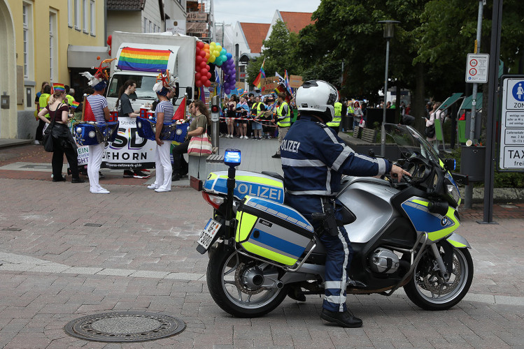 So schön bunt ist unsere Stadt: Hunderte Personen laufen beim CSD durch Gifhorn