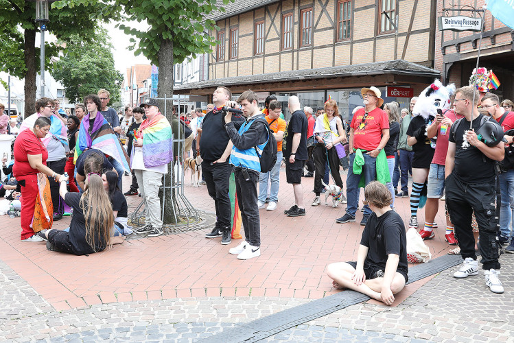 So schön bunt ist unsere Stadt: Hunderte Personen laufen beim CSD durch Gifhorn