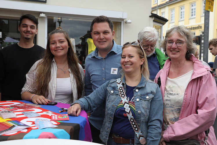 So schön bunt ist unsere Stadt: Hunderte Personen laufen beim CSD durch Gifhorn