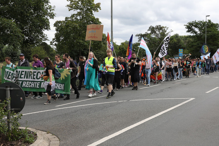 So schön bunt ist unsere Stadt: Hunderte Personen laufen beim CSD durch Gifhorn