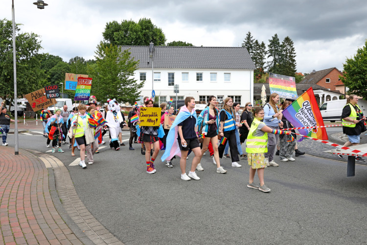 So schön bunt ist unsere Stadt: Hunderte Personen laufen beim CSD durch Gifhorn