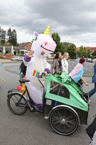 So schön bunt ist unsere Stadt: Hunderte Personen laufen beim CSD durch Gifhorn