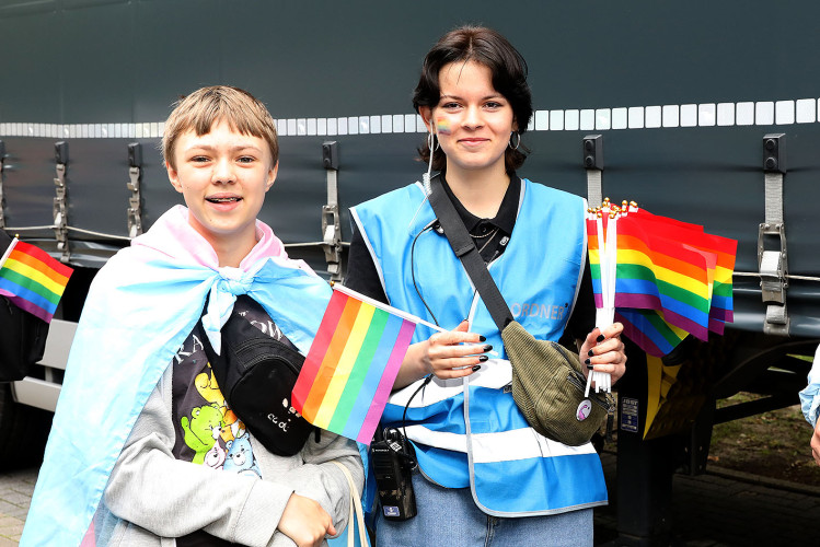 So schön bunt ist unsere Stadt: Hunderte Personen laufen beim CSD durch Gifhorn