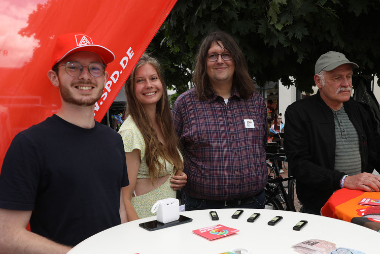 So schön bunt ist unsere Stadt: Hunderte Personen laufen beim CSD durch Gifhorn