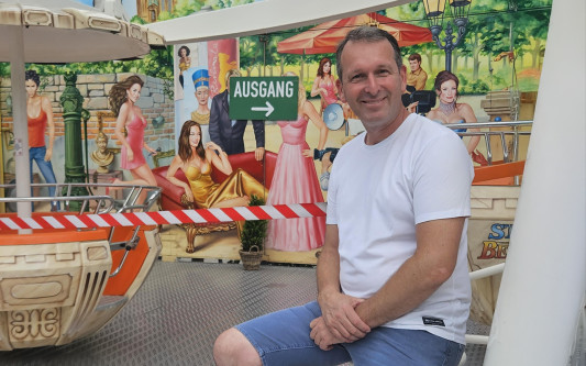 So sind die Sterne zum Greifen nah – Schausteller Sebastian Lorenz betreibt das Riesenrad auf Gifhorns Altstadtfest