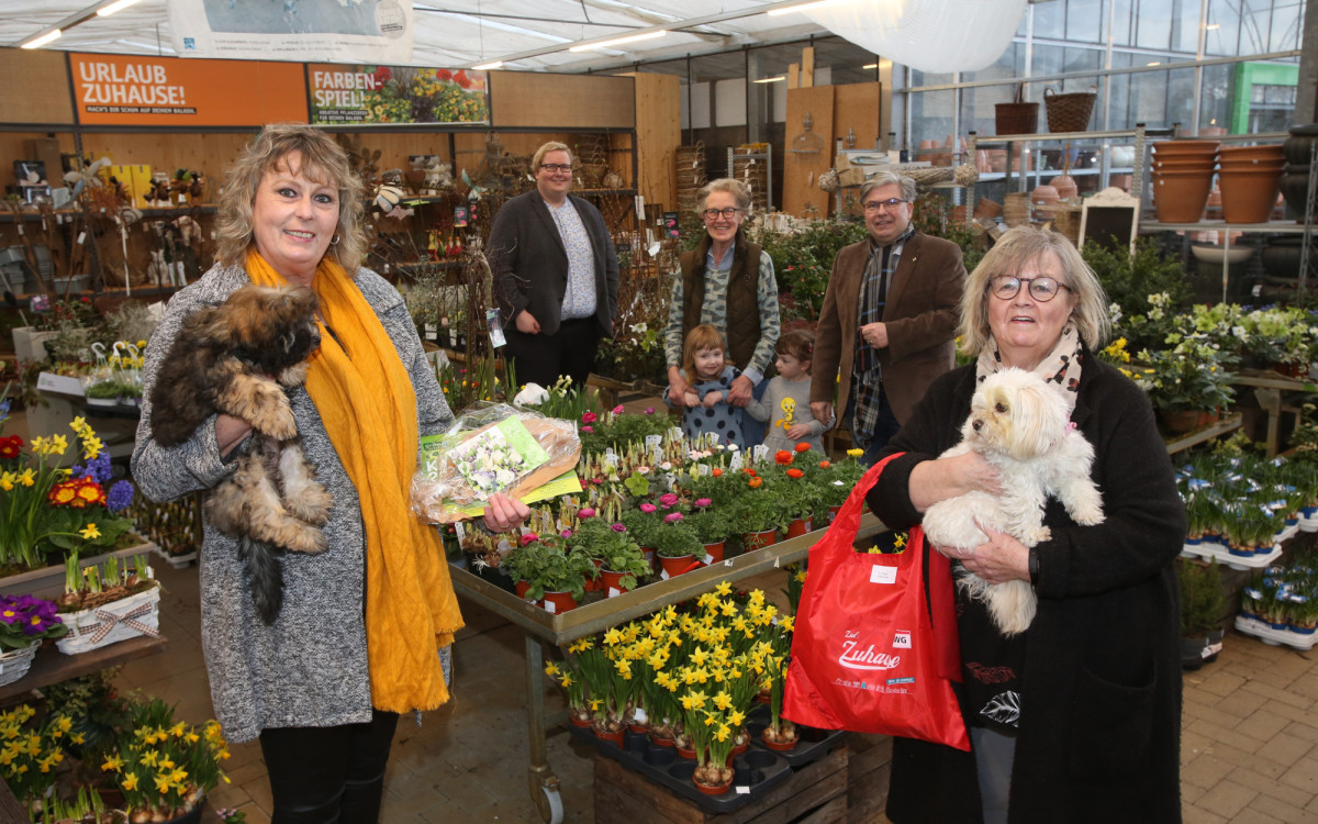 So strahlen nur die Frauen des Balkon-Wettbewerbs - GWG, Gärtnerei Müller und KURT überreichen den Gewinnerinnen die Gutscheine