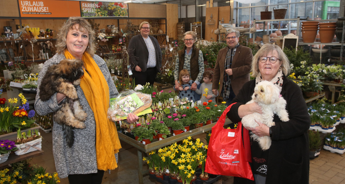 So strahlen nur die Frauen des Balkon-Wettbewerbs - GWG, Gärtnerei Müller und KURT überreichen den Gewinnerinnen die Gutscheine