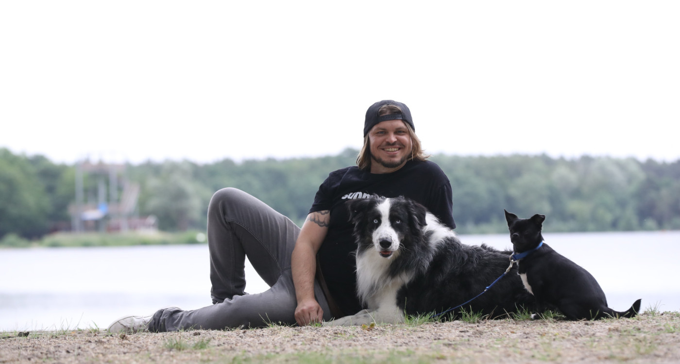 So werden Schüler motiviert und begeistert: Sunny Sky Erlebnispädagogik begleitet Schüler mit zwei Hunden im Schulalltag