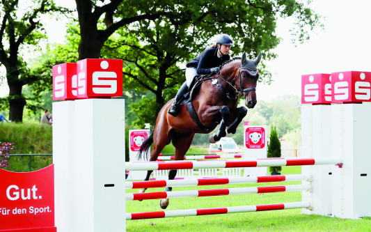 Sogar mit Bullriding: Reitturnier der Pferdefreunde lockt nach Müden