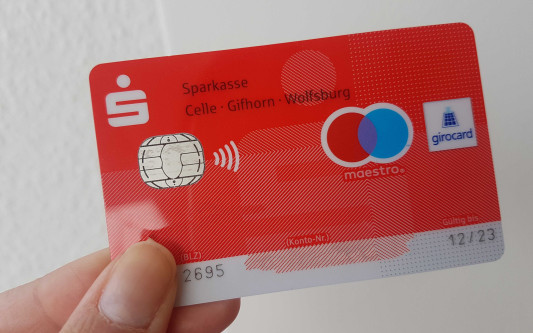 Sparkasse kündigt Einschränkungen fürs lange Wochenende an - Auch das Bezahlen mit EC-Karte kann betroffen sein