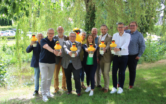 Sponsoren fiebern mit ihren Entchen - Zeit:Stiften und KURT richten gemeinsam das Gifhorner Entenrennen aus