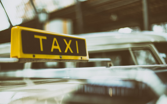 Starke Gemeinschaft: Taxi-Allianz Gifhorn übernimmt Fahrten zu Corona-Impfungen
