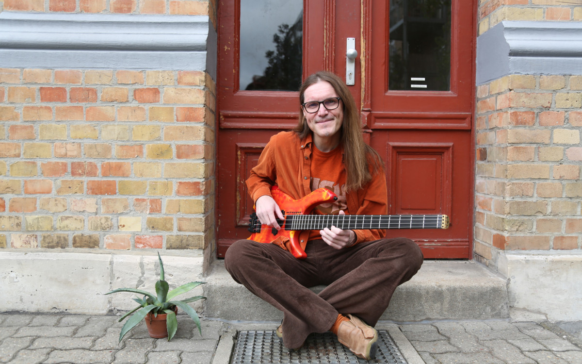 Statt Studio und Bühne jetzt auf YouTube: Solo-Bassist und Risikopatient Schepper erklärt KURT, wie er mit der Pandemie klarkommt