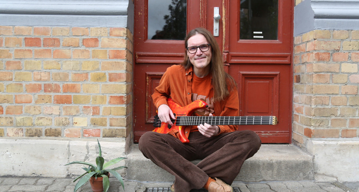 Statt Studio und Bühne jetzt auf YouTube: Solo-Bassist und Risikopatient Schepper erklärt KURT, wie er mit der Pandemie klarkommt