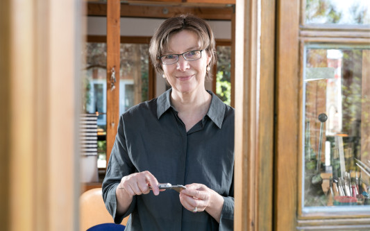 Stillvolle Schmückstücke aus Meisterhand: Weihnachtsgeschenke finden und Glühwein trinken bei KURT-Partnerin Beate Fritz