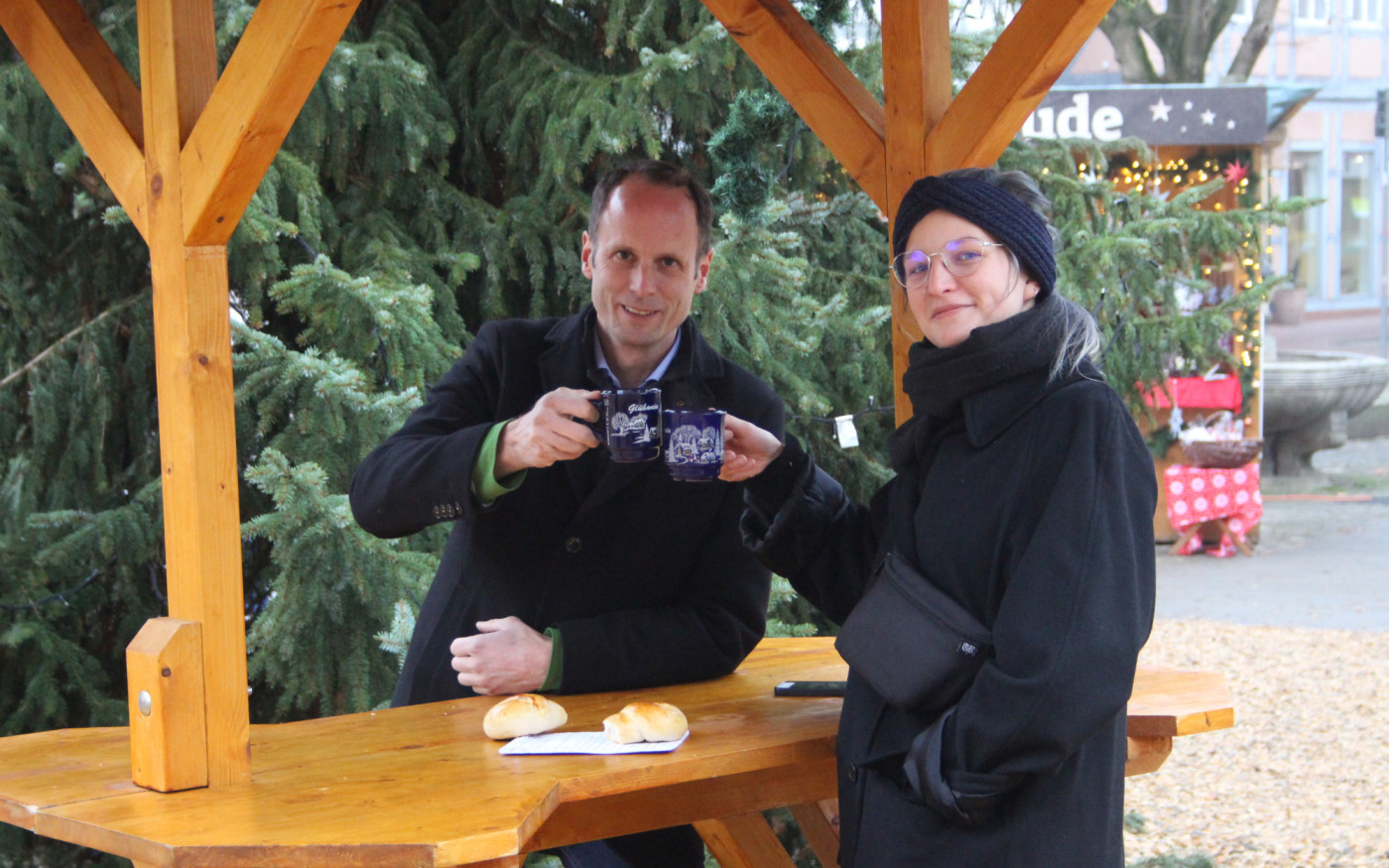 Stößchen, auf unseren Weihnachtsmarkt: KURT trifft die Organisatoren Martin Ohlendorf und Thomas Meinecke auf einen Apfelpunsch