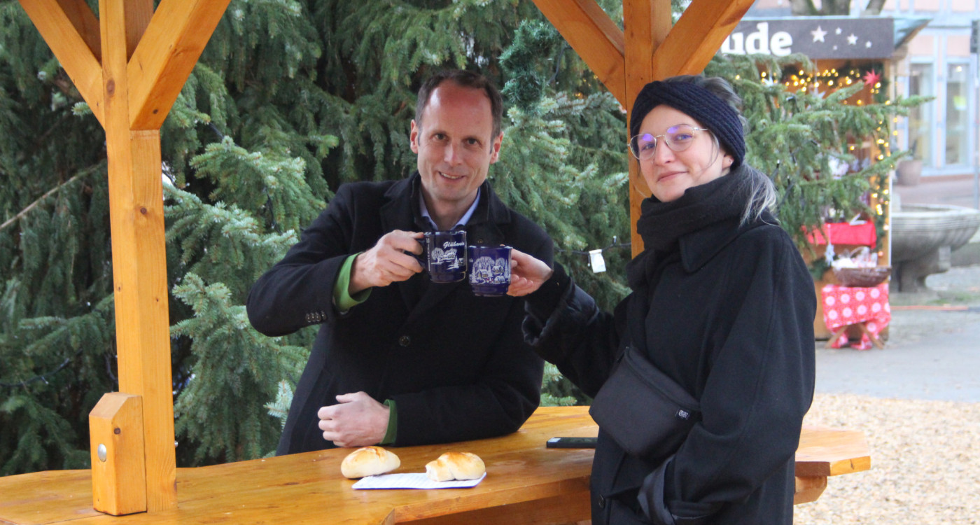 Stößchen, auf unseren Weihnachtsmarkt: KURT trifft die Organisatoren Martin Ohlendorf und Thomas Meinecke auf einen Apfelpunsch