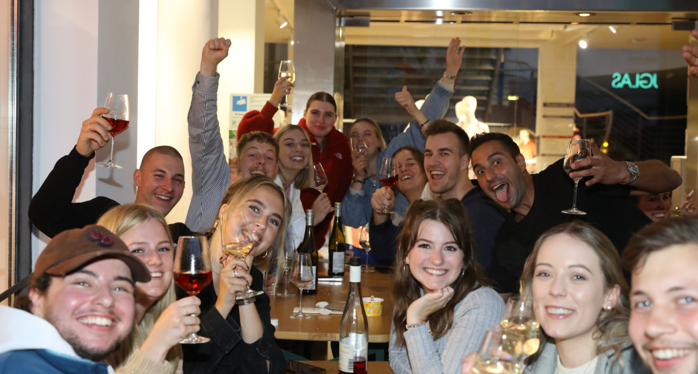 Stößchen, Herzensstadt: Vom 27. bis 29. Juni findet in der Innenstadt das geliebte Gifhorner Weinfest statt