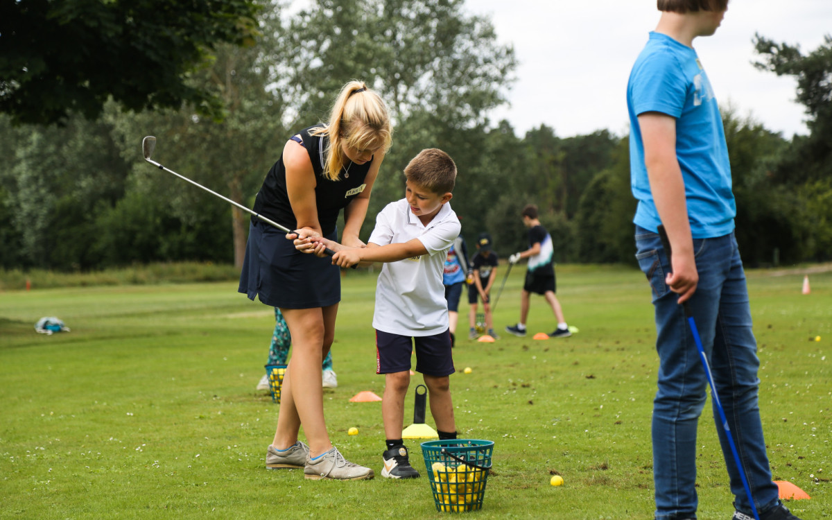 Strahlende Gesichter im Feriencamp des Gifhorner Golfclubs – Zweitägige Aktion fördert Inklusion von Kindern