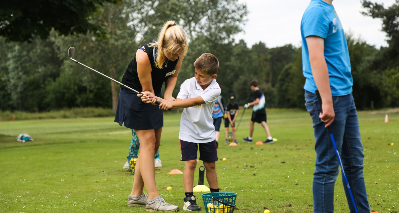 Strahlende Gesichter im Feriencamp des Gifhorner Golfclubs – Zweitägige Aktion fördert Inklusion von Kindern