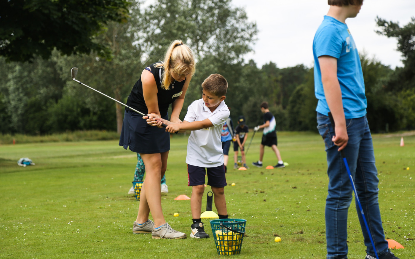 Strahlende Gesichter im Feriencamp des Gifhorner Golfclubs – Zweitägige Aktion fördert Inklusion von Kindern