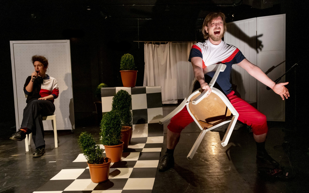 Struwwelpeter ins Hier und Jetzt geholt: Theater Gruene Sosse verpasst Klassiker in der Stadthalle Gifhorn ein Update