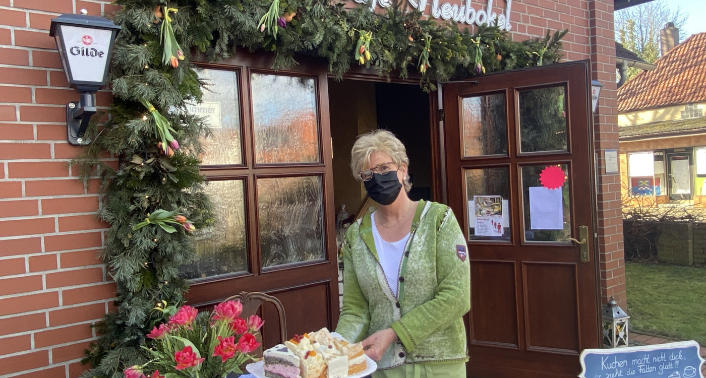 Süße Torten helfen gegen den Corona-Frust: Andrea Kyszkiewicz bietet ihre Kreationen jeden Sonntag im Landcafé Neubokel an