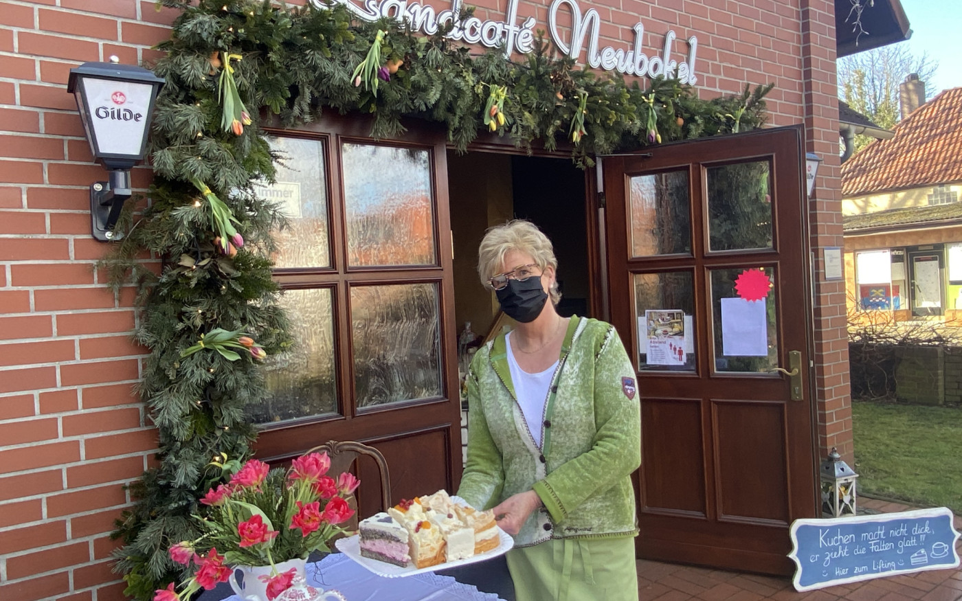 Süße Torten helfen gegen den Corona-Frust: Andrea Kyszkiewicz bietet ihre Kreationen jeden Sonntag im Landcafé Neubokel an