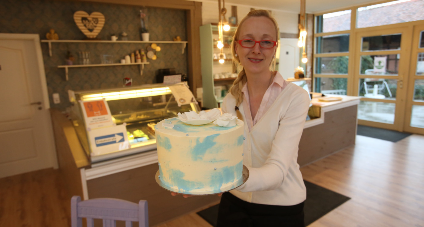 Süße Verführung in Hillerse - Sarah Schütz lockt mit ihren hausgemachten Torten ins neue Café Elsbeth