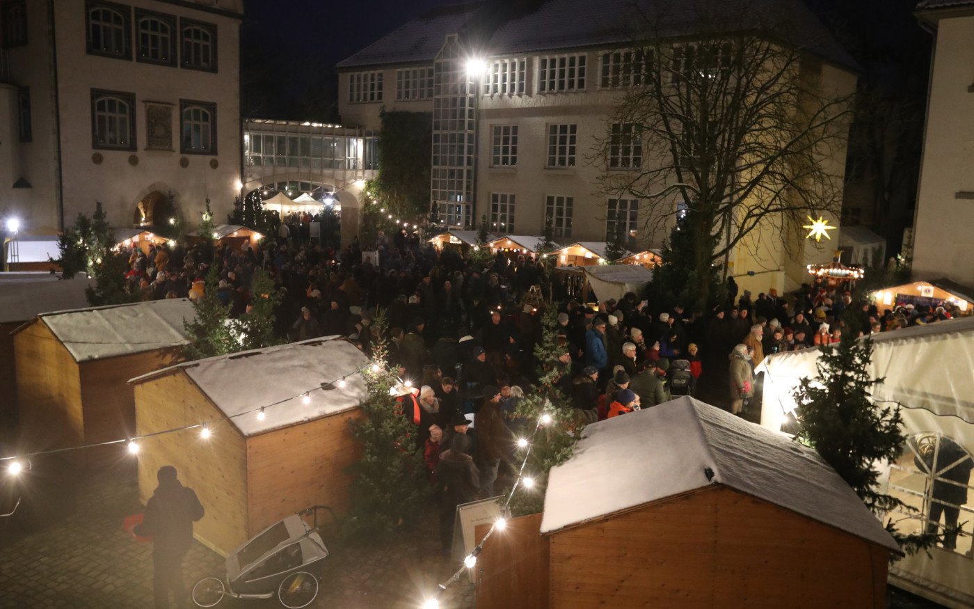 Tannenduft, Kunsthandwerk und Märchenerzähler: Beim Gifhorner Schlossmarkt am Wochenende kann man das volle Weihnachtsprogramm entdecken