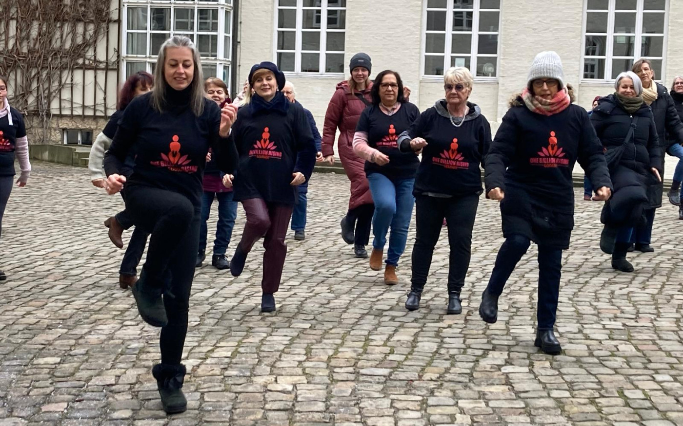 Tanz-Flashmob im Hof des Gifhorner Schlosses: Vereint gegen Gewalt an Frauen