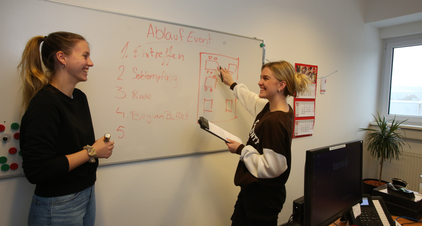 Teamwork und jede Menge Abwechslung: Roth Catering hat für 2022 vier verschiedene Ausbildungsberufe im Angebot