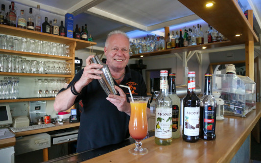 Thommy Hepe begeistert im Malibu mit Kegeln, Cocktails und Fußball satt