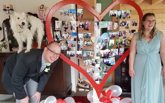 Tolle Hochzeit trotz Corona - Kreative Gamsener überraschen Tim und Nina Lüdde mit Traktorspalier und Plakaten in ihren Gärten