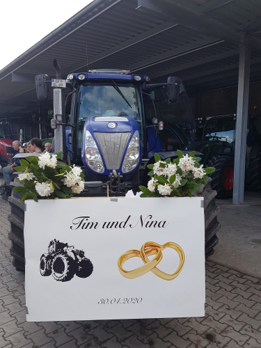 Tolle Hochzeit trotz Corona - Kreative Gamsener überraschen Tim und Nina Lüdde mit Traktorspalier und Plakaten in ihren Gärten