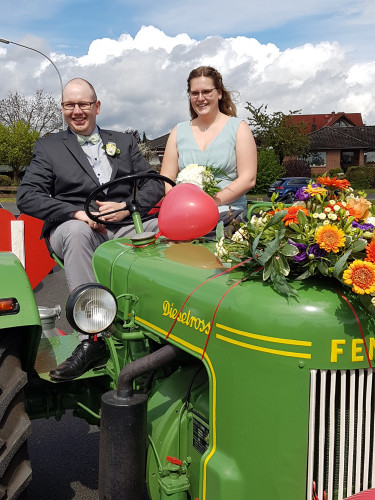 Tolle Hochzeit trotz Corona - Kreative Gamsener überraschen Tim und Nina Lüdde mit Traktorspalier und Plakaten in ihren Gärten
