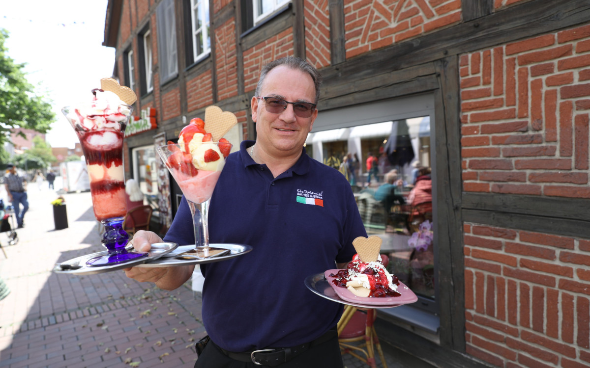 Tolle neue Sommer-Sorten und Iced Latte: Giovanni Giacomel bereitet die Dolomiti-Eiskreationen frisch zu