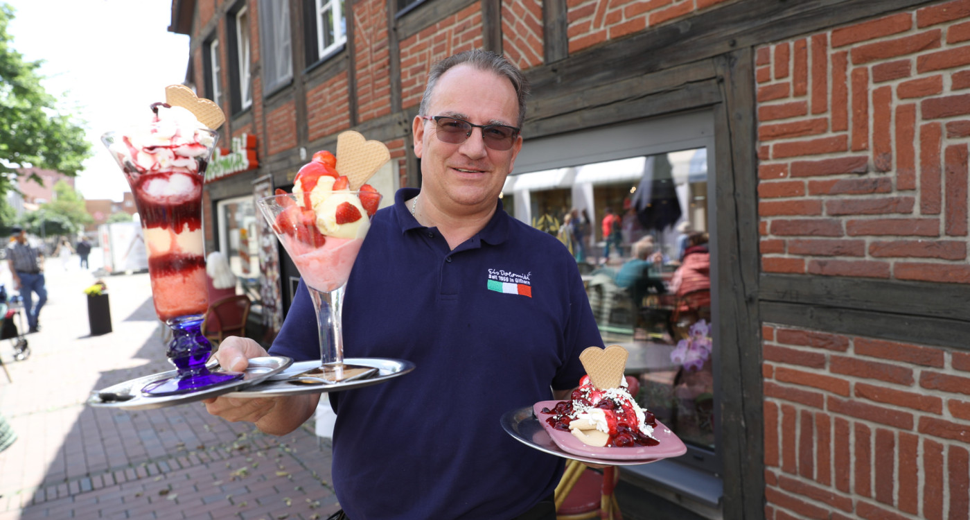 Tolle neue Sommer-Sorten und Iced Latte: Giovanni Giacomel bereitet die Dolomiti-Eiskreationen frisch zu