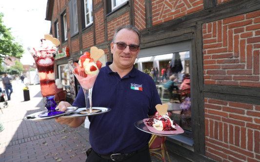 Tolle neue Sommer-Sorten und Iced Latte: Giovanni Giacomel bereitet die Dolomiti-Eiskreationen frisch zu
