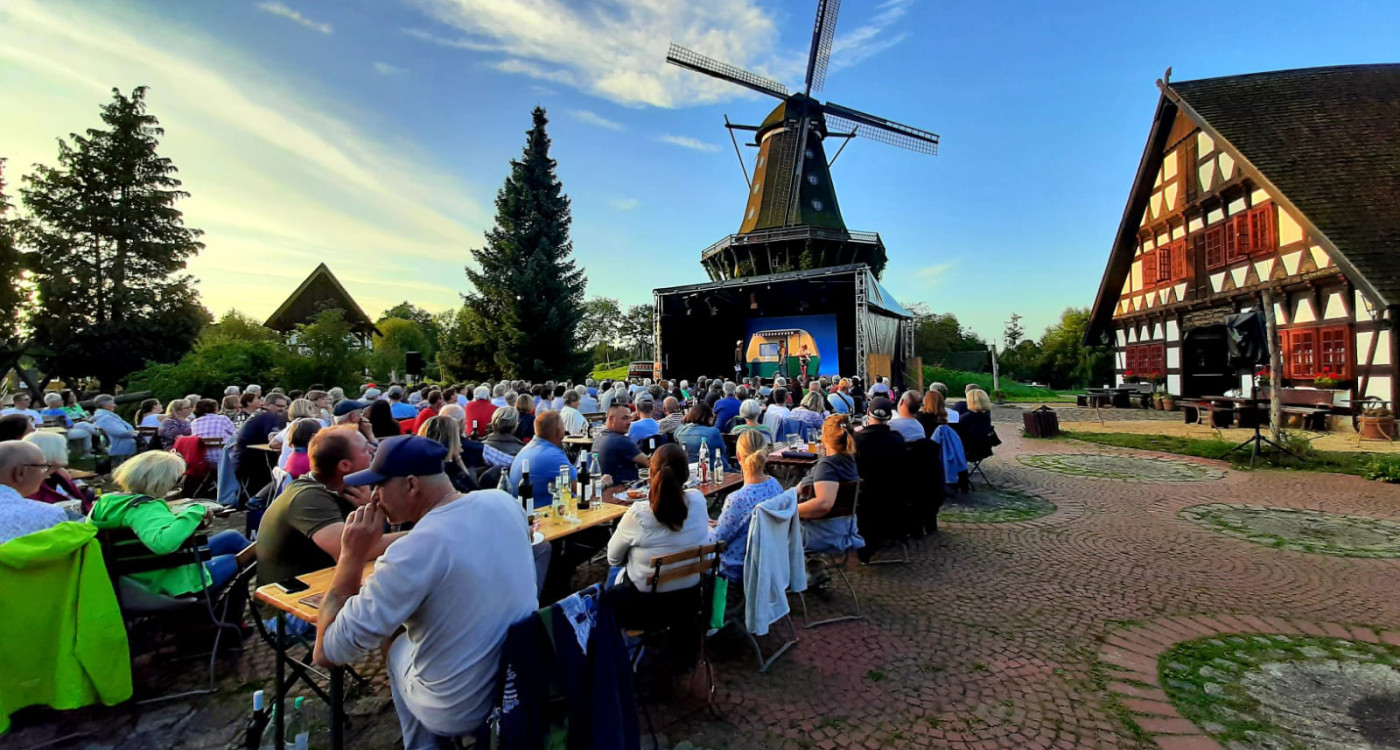 Tolles Theater-Programm für Gifhorner Sommer: Jetzt Tickets sichern für Komödie im Internationalen Mühlenmusem