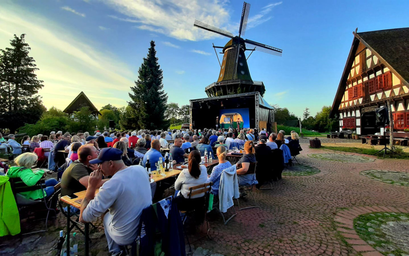 Tolles Theater-Programm für Gifhorner Sommer: Jetzt Tickets sichern für Komödie im Internationalen Mühlenmusem