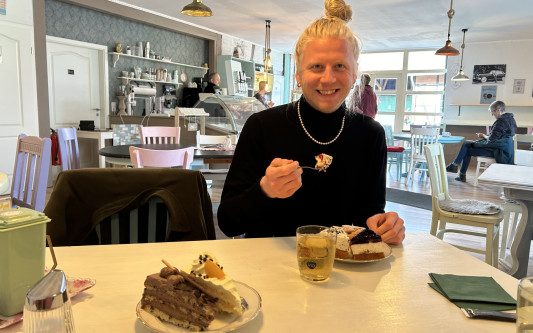 Torten so hübsch als hätten sie Abschlussball: Das Café Elsbeth in Hillerse bietet extravagante Torten aus Meisterhand an