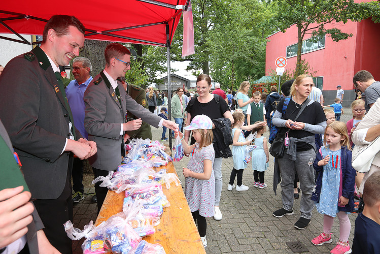 Torwand, Slackline und viel Süßes für die Jüngsten: Das war der Schützenfest-Samstag mit dem großen Kinderschützenfest