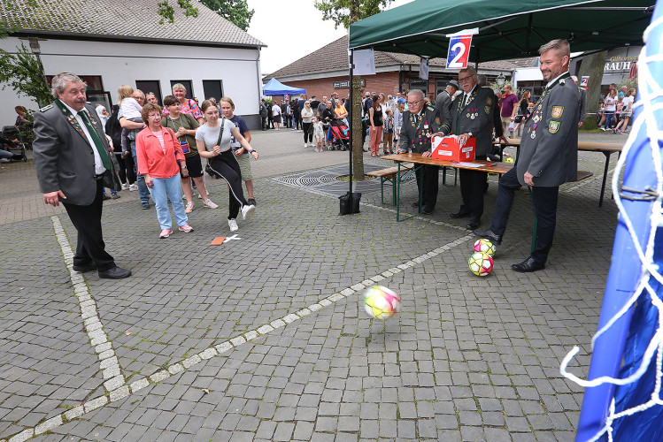 Torwand, Slackline und viel Süßes für die Jüngsten: Das war der Schützenfest-Samstag mit dem großen Kinderschützenfest